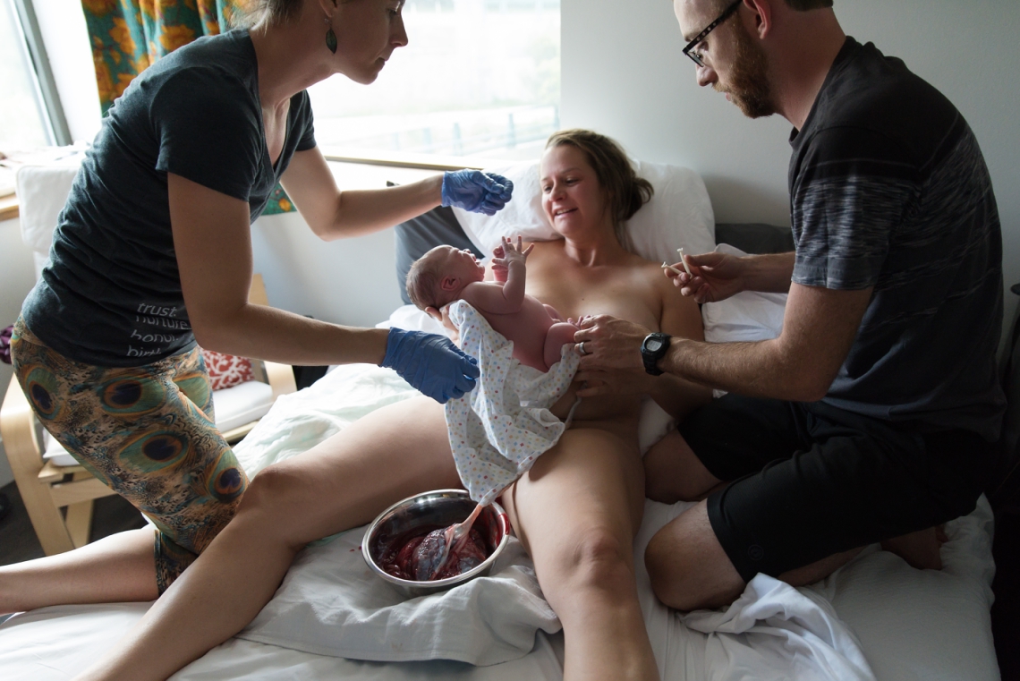 Delivering the placenta birth photography